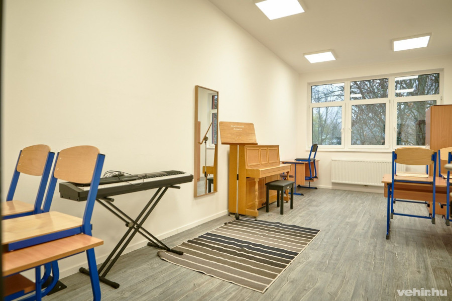 Szintenként 4 hangszigetelt zeneteremet is kialakítottak.