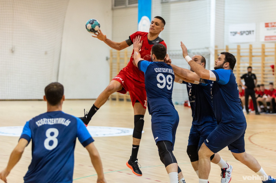Pergel Andrej (a labdával) 13 gólt szerzett - a cikk alján képgaléria nyílik