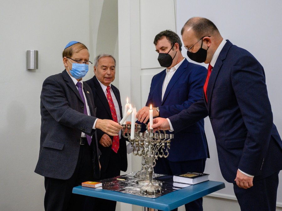Jakov Hadas-Handelsman izraeli nagykövet, Olti Ferenc, a Zsidó Kiválóságok Háza Alapítványának kuratóriumi elnöke, Palkovics László innovációs és technológiai miniszter és Bóka István (Fidesz-KDNP) polgármester (b-j) meggyújtja a hanuka első gyertyáját a Zsidók és művészetek; Chagalltól Spielbergig című digitális kiállítás megnyitóján a balatonfüredi Zsidó Kiválóságok Házában 2021. november 28-án. A tárlat több mint száz művész életútját mutatja be digitális eszközök segítségével. MTI/Vasvári Tamás