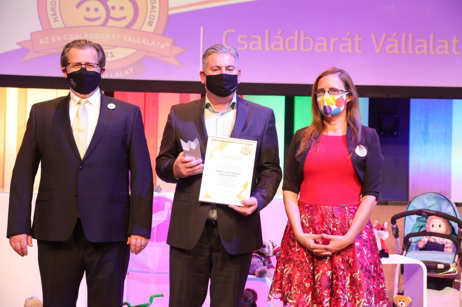A díjat Boross Ottó ügyvezető igazgató vette át (fotó: haromkiralyfi.hu)