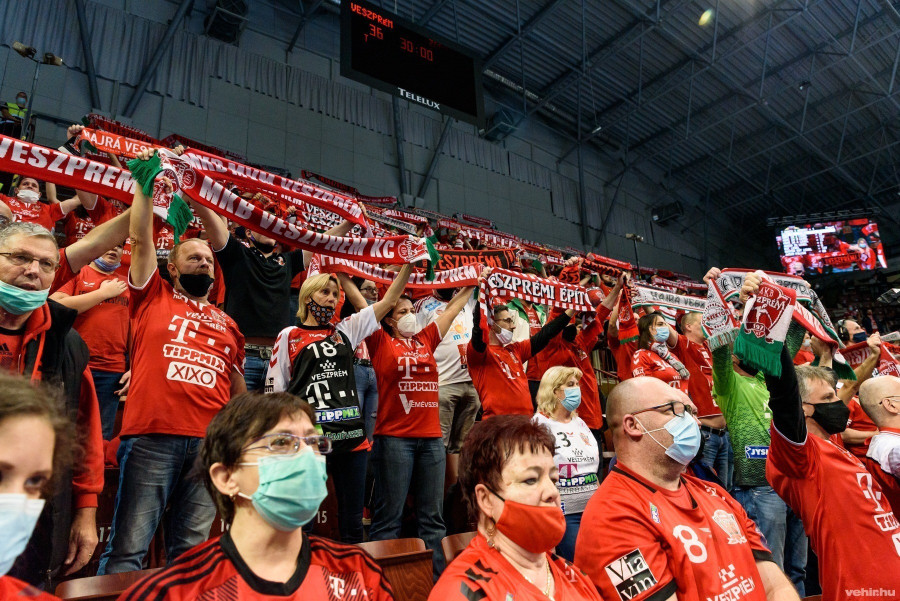 A napról napra romló vírushelyzet következtében kötelező a maszkviselés! (archív fénykép)