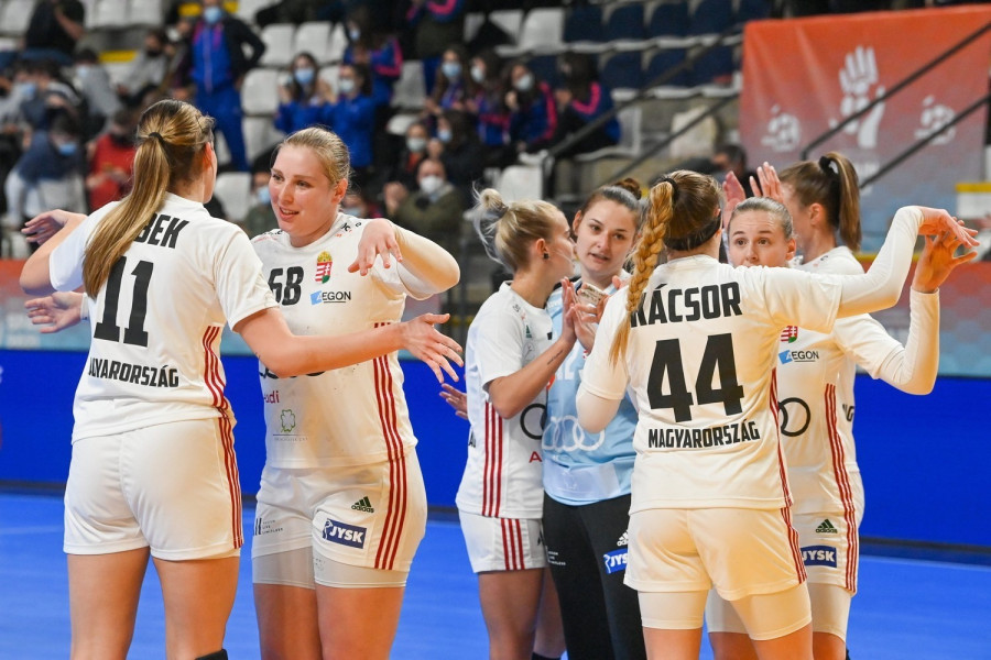 A győztes magyar válogatott tagjai, Albek Anna (b) és Kácsor Gréta (b2) a spanyolországi női kézilabda-világbajnokság E csoportjának első fordulójában, a Magyarország - Szlovákia mérkőzés után a llíriai sportcsarnokban 2021. december 2-án. A magyar csapat 35-29-re nyert. MTI/Illyés Tibor