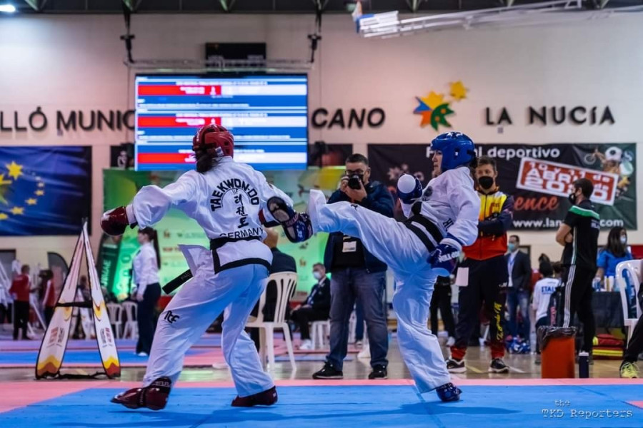 Bécsi Nikolett (kék fejvédővel) német ellenfelével szemben - Fotók: Érseki Norbert