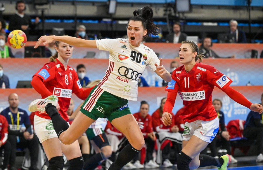 Szöllősi-Zácsik Szandra, a magyar (k), valamint Anne Mette Hansen (b) és Line Haugsted, a dán válogatott játékosai a spanyolországi női kézilabda-világbajnokság középdöntőjének első fordulójában játszott mérkőzésen a granollersi sportcsarnokban 2021. december 8-án. MTI/Illyés Tibor