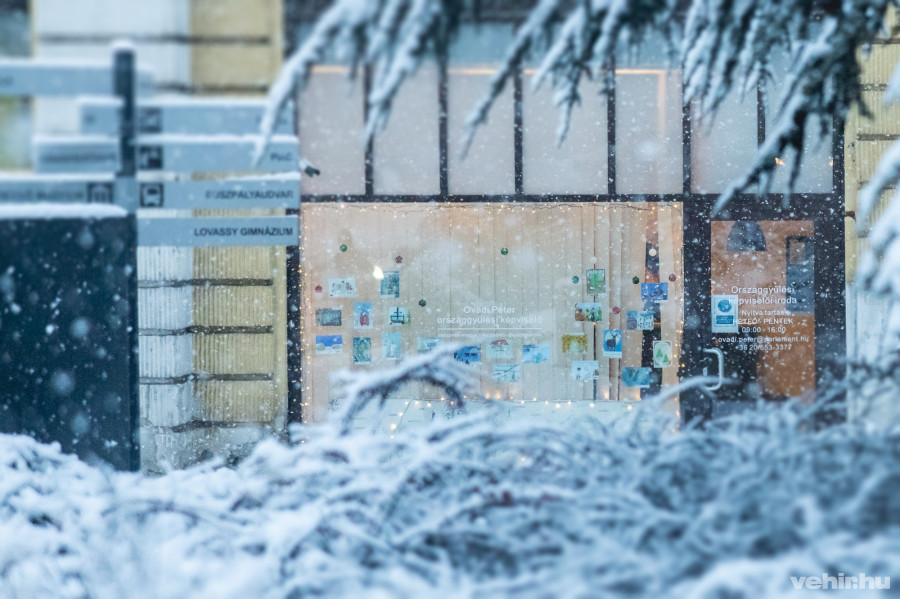 A rajzok egy része a képviselői iroda ablakában is látható