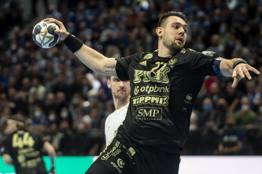 A szegedi Bánhidi Bence a férfi kézilabda Bajnokok Ligája csoportkörének 10. fordulójában játszott Pick Szeged - THW Kiel mérkőzésen a szegedi Pick Arénában 2021. december 9-én. MTI/Ujvári Sándor