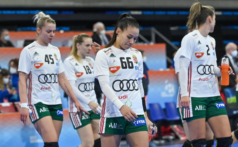 Háfra Noémi, Kovács Anett, Lukács Viktória és Tóth Eszter, a magyar csapat tagjai, miután 30-19-re kikaptak a spanyolországi női kézilabda-világbajnokság középdöntőjének első fordulójában Dánia ellen játszott mérkőzésen a granollersi sportcsarnokban 2021. december 8-án. MTI/Illyés Tibor
