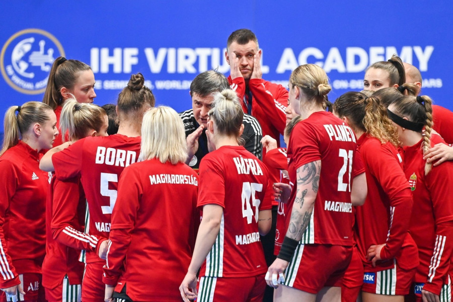 Vlagyimir Golovin, a magyar válogatott szövetségi kapitánya magyaráz a játékosoknak a spanyolországi női kézilabda-világbajnokság E csoportjának második fordulójában Csehország ellen játszott mérkőzésen a llíriai sportcsarnokban 2021. december 4-én. Magyarország-Csehország 32-29. MTI/Illyés Tibor 