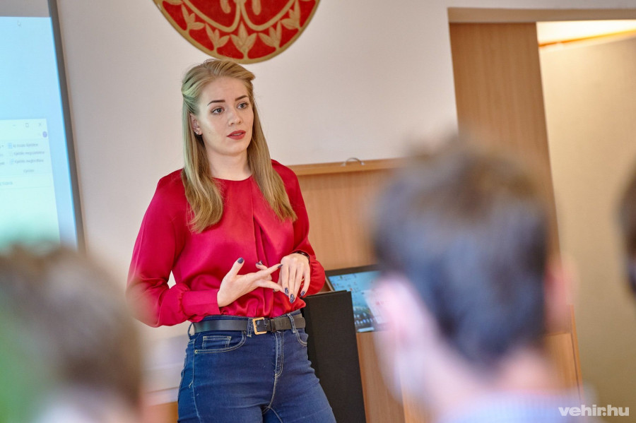 Rácz Zsófia helyettes államtitkár a Lovassy László Gimnáziumban beszélt a Nemzeti Tehetség Központ ösztöndíjprogramjáról.