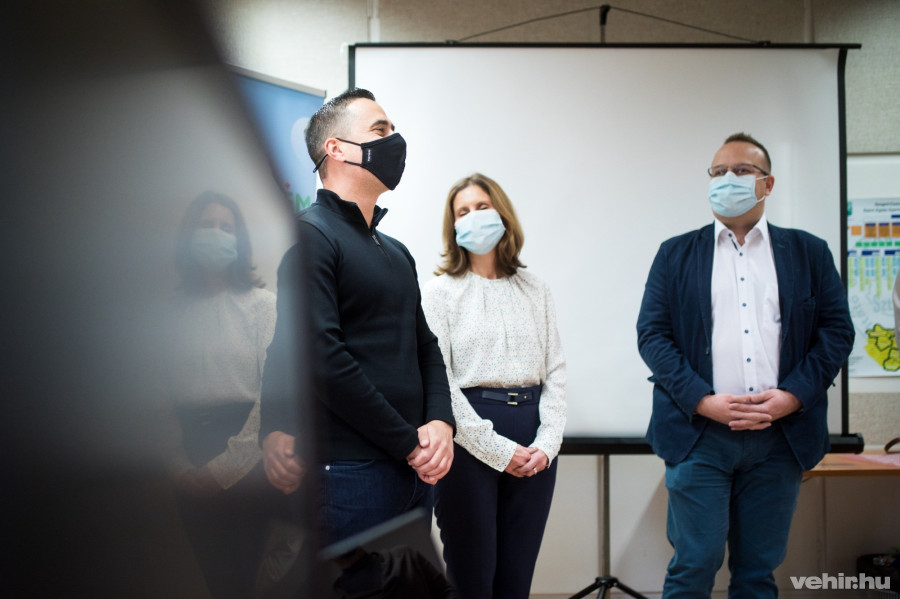 Ovádi Péter parlamenti képviselő (b) Lengyel Orsolya HR-vezető és Sebők Balázs ügyvezető igazgató(j) a 2021. december 15-i adományátadón.