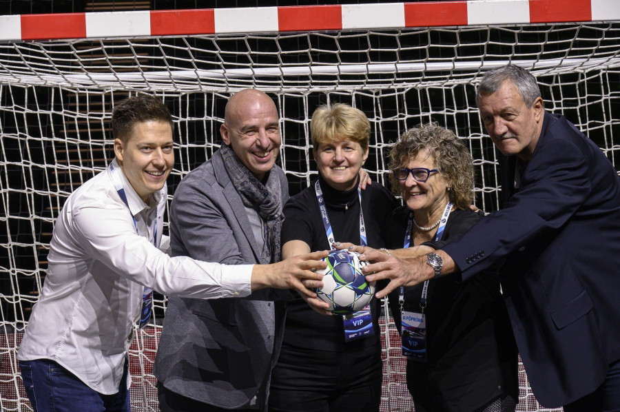 Mikler Roland, a magyar férfi kézilabda-válogatott csapatkapitánya, valamint Éles József, Kökény Beatrix, Nagy Marianna és Kovács Péter volt válogatott kézilabdázók (b-j) a Budapesti Kézilabda Aréna átadásán 2021. december 16-án. Az 50 ezer négyzetméter alapterületű, 20 022 ember befogadására képes multifunkcionális csarnok 27 hónap alatt épült fel. MTI/Szigetváry Zsolt