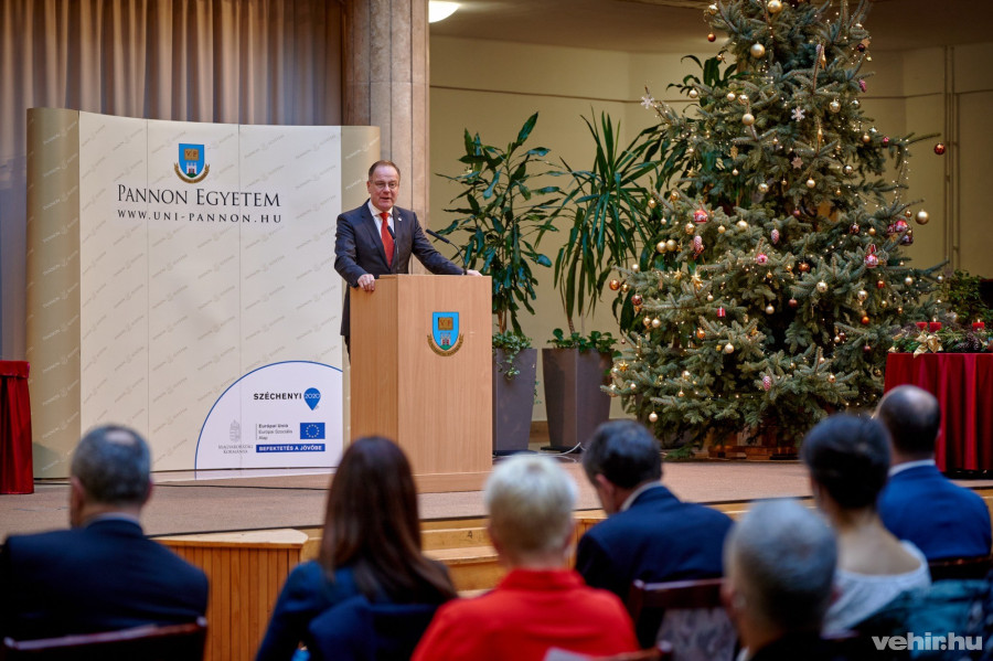 Navracsics Tibor, a Pannon Egyetemért Alapítvány kuratóriumának elnöke mondott köszöntőt.