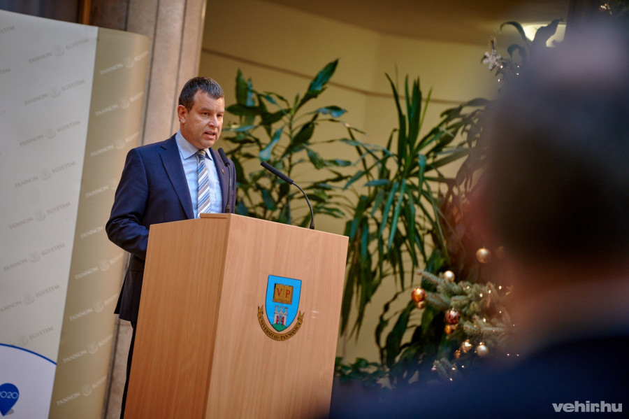Gelencsér András rektor elevenítette fel a 2021-es évet.