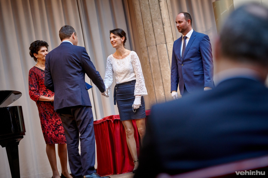 A péntek délelőtti központi karácsonyi ünnepségen átadták az egyetemi kitüntetéseket is.