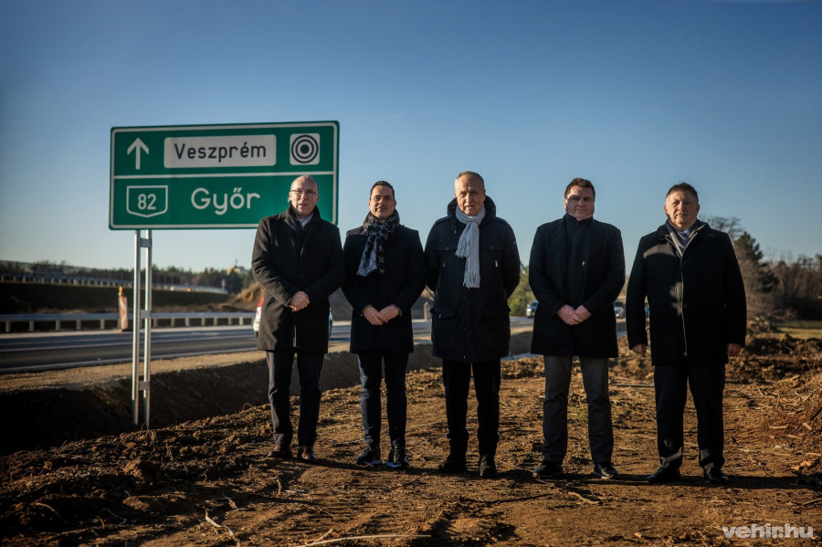 Porga Gyula, Ovádi Péter, Kontrát Károly, Nyul Zoltán és Mosóczi László a december 21-én reggel tartott sajótájékoztatón Veszprémben.