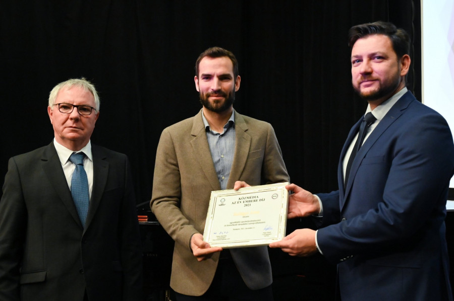 Papp Dániel, az MTVA vezérigazgatója (j) átadja a Közmédia Év Embere Díjat Szilágyi Áron olimpiai, világ- és Európa-bajnok kardvívónak (k) Dobos Menyhért, a Duna Médiaszolgáltató Nonprofit Zrt. vezérigazgatója társaságában (b) Budapesten 2021. december 21-én. MTI/Illyés Tibor