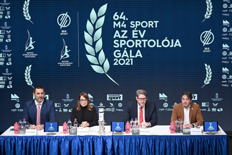 Szécsi Zoltán háromszoros olimpiai bajnok vízilabdázó (b), Csisztu Zsuzsa, a Magyar Sportújságírók Szövetségének (MSÚSZ) alelnöke (b2), Szöllősi György, a MSÚSZ elnöke (b3) és Szabó László, a gála kreatív producere, a Magyar Paralimpiai Bizottság és a Magyar Sakkszövetség elnöke az M4 Sport - Az Év Sportolója Gála sajtótájékoztatóján a Nemzeti Színházban 2021. december 28-án. A díjátadót január 6-án a Nemzeti Színházban, egyéves szünet után újra nézők előtt rendezik meg. MTI/Máthé Zoltán