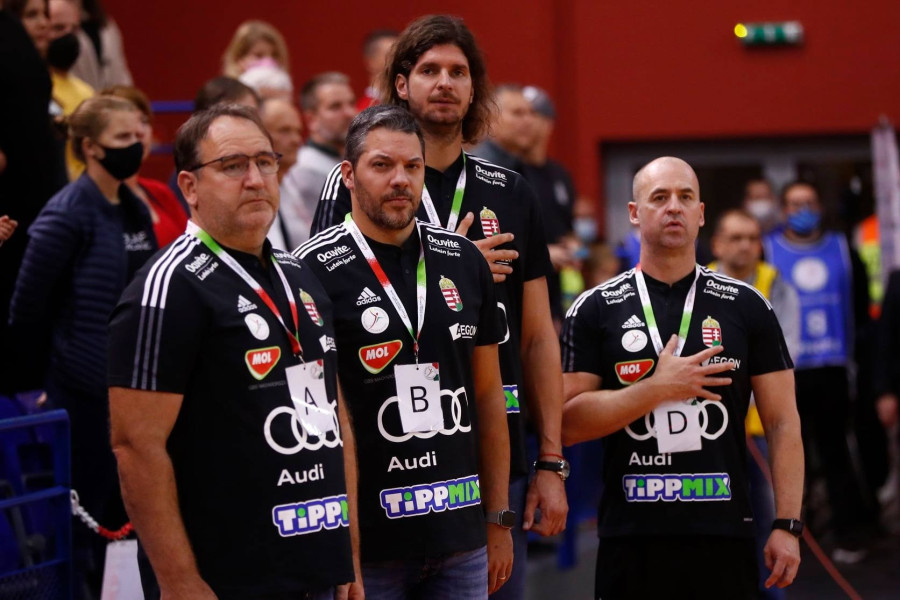 Gulyás István (balra) bízik játékosaiban - archív fotó: MKSZ