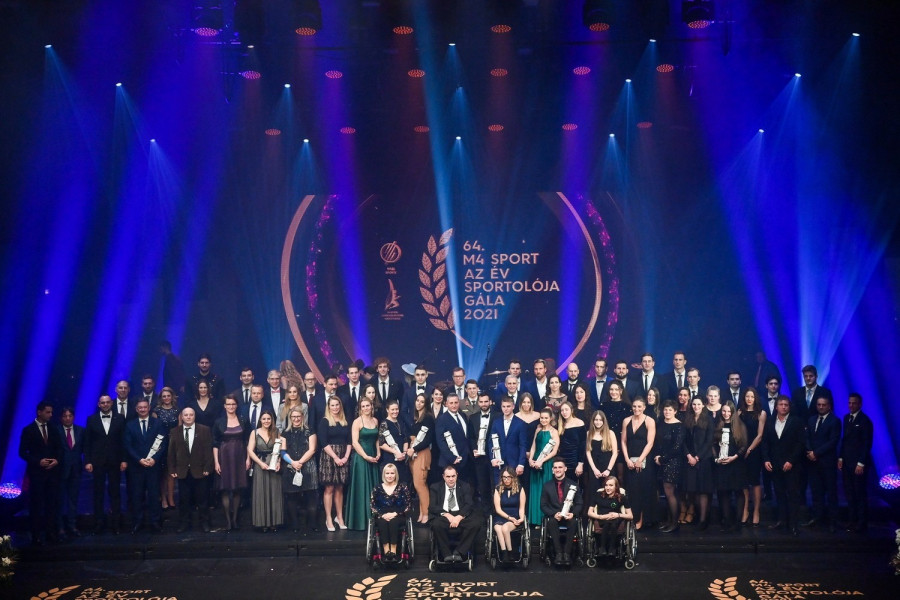 Csoportkép az M4 Sport - Év sportolója gálán a Nemzeti Színházban 2022. január 6-án. MTI/Illyés Tibor