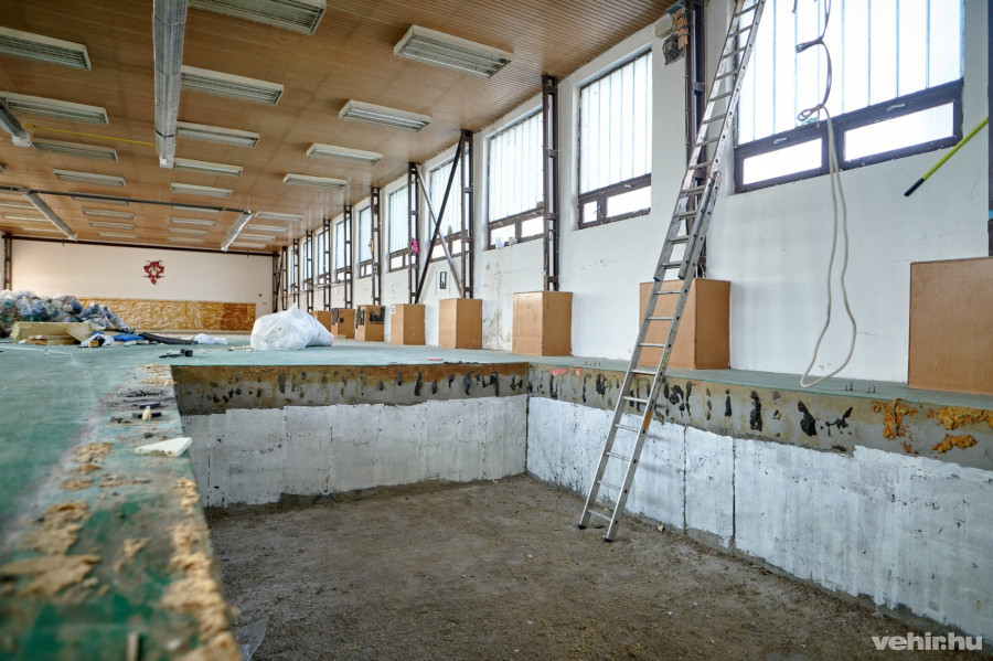 A régi szivacsgödörből falmászó-pálya indul majd a tetőig