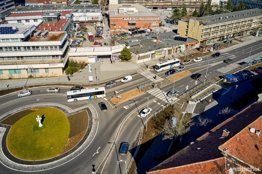 A belváros egyik legforgalmasabb szakasza szokott lenni a Hotel előtti rész
