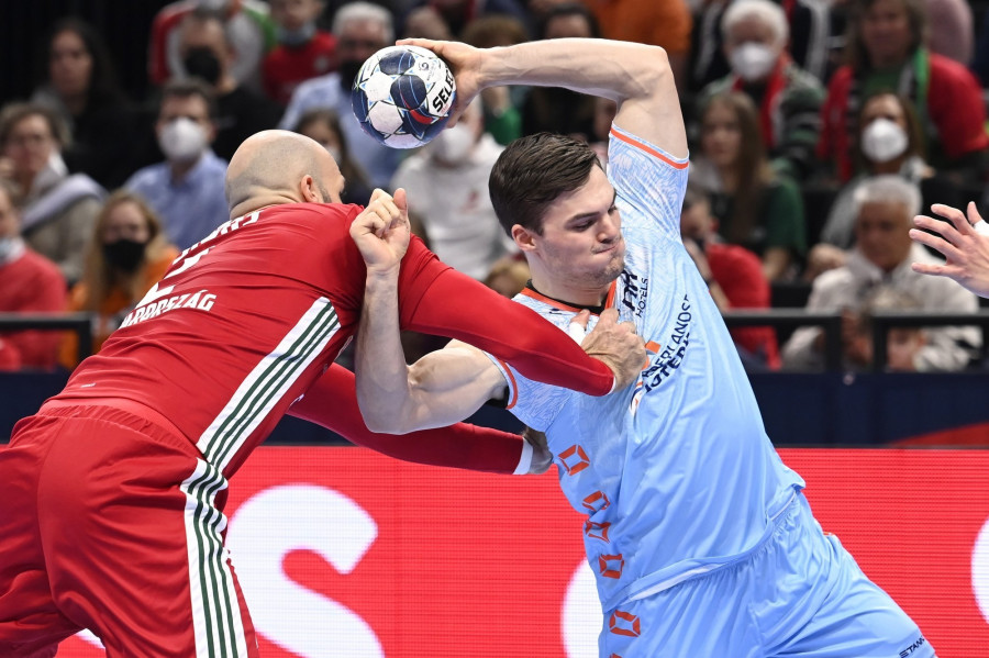 Sipos Adrián (b), a magyar és Kay Smits, a holland válogatott játékosa a magyar-szlovák közös rendezésű férfi kézilabda Európa-bajnokság B csoportjában játszott mérkőzésen a budapesti MVM Dome-ban 2022. január 13-án. MTI/Kovács Tamás