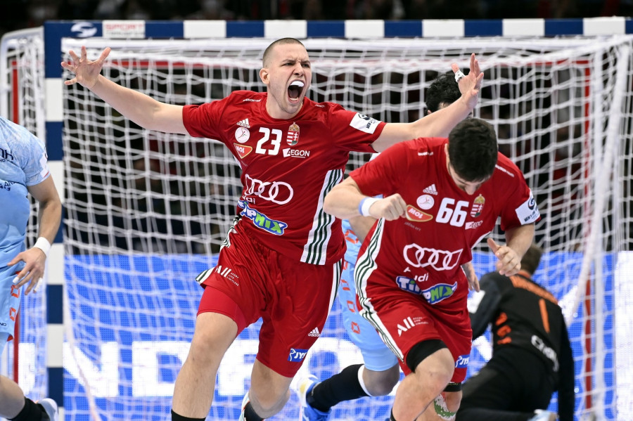 Máthé Dominik (k), a magyar válogatott játékosa, miután gólt szerzett a magyar-szlovák közös rendezésű férfi kézilabda Európa-bajnokság B csoportjában a Hollandia ellen játszott mérkőzésen a budapesti MVM Dome-ban 2022. január 13-án. MTI/Kovács Tamás