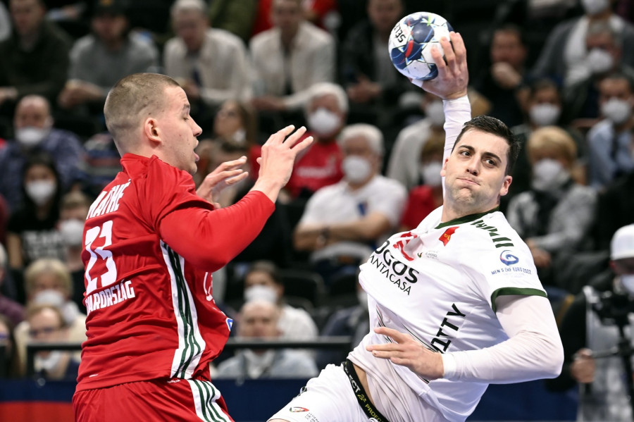 Máthé Dominik (b) és a portugál Alexandre Cavalcanti a magyar-szlovák közös rendezésű férfi kézilabda Európa-bajnokság B csoportjában játszott Magyarország - Portugália mérkőzésen a budapesti MVM Dome-ban 2022. január 16-án. MTI/Kovács Tamás