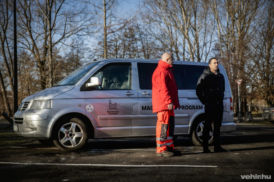 Hirschl János és Ovádi Péter az autó hivatalos átadóján 2021. január 19-én Herenden.