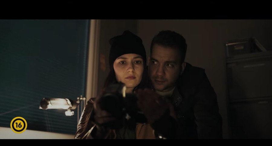 Részlet az Elkxrtuk c. filmből, a két főszereplő, Bánovits Vivianne és Mózes András