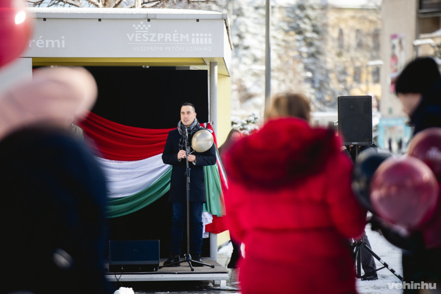 A járókelőket Ovádi Péter parlamenti képviselő köszöntötte.