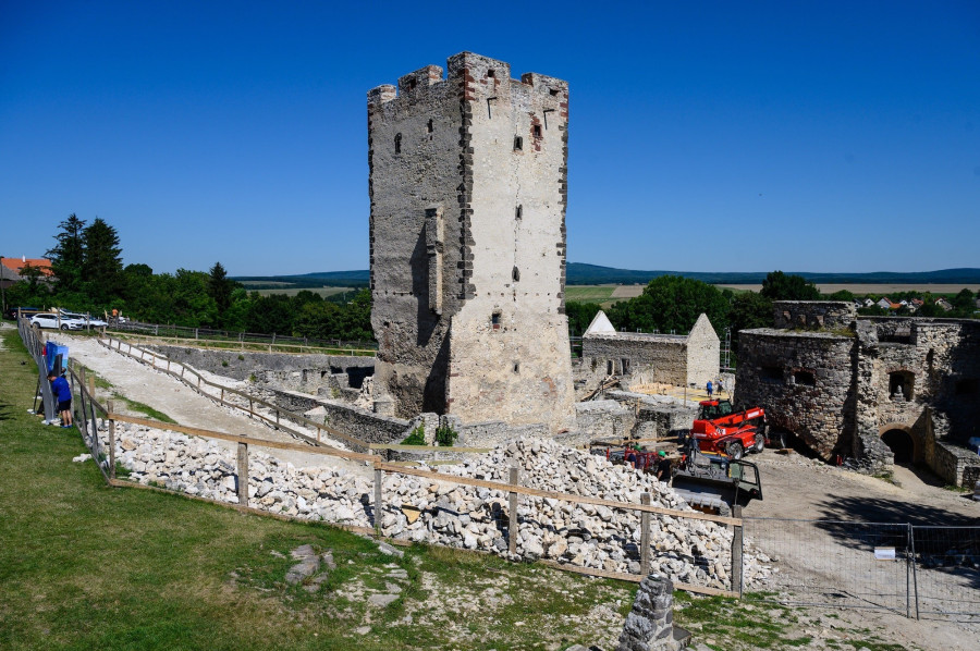 Így festett felújítás megkezdése előtt a nagyázsonyi Kinizsi-vár. Fotó: Vasvári Tamás-MTI