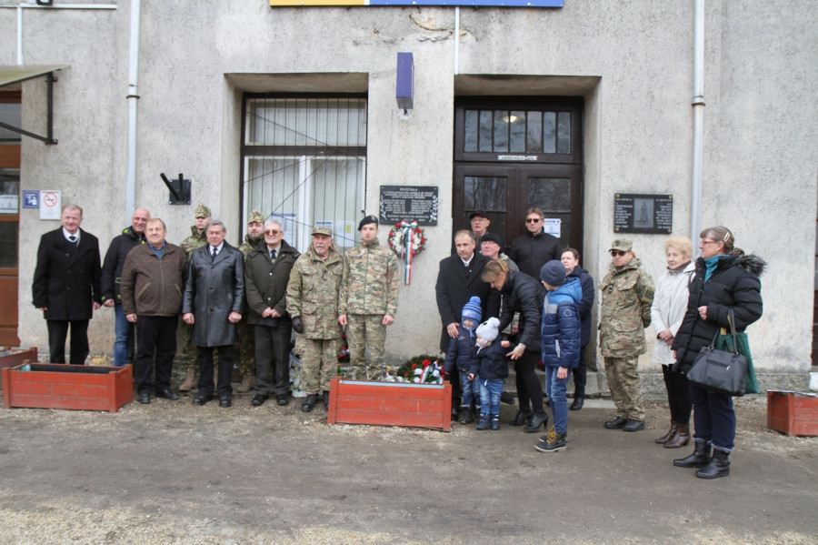 Megemlékezők a herendi vasútállomáson. Középen a túlélő Horváth család utódja