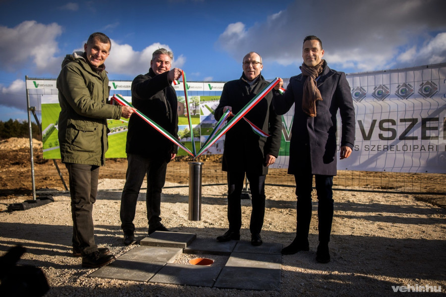 Török László, Boross Ottó, a kivitelezést végző Vemév-Szer ügyvezető-igazgatója, Porga Gyula és Ovádi Péter a kedd délutáni alapkőletételen időkapszulát helyezett el.