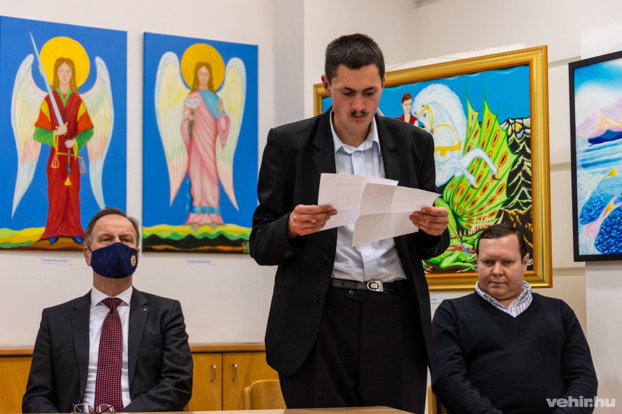 Navracsics Tibor, Vollein Ferenc és Szemes Péter esztéta. A megnyitón utóbbi mutatta be a művész munkásságát.