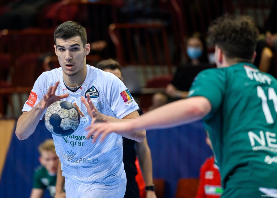 Fazekas Gergő (a labdával) az év férfi utánpótlás kézilabdázója (archív fotó)