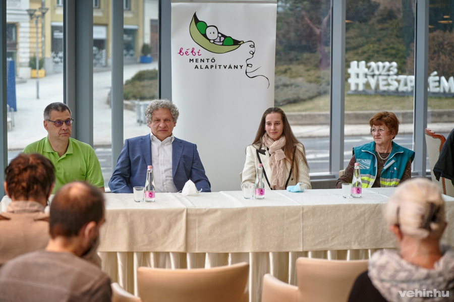 Balról jobbra: dr. Tenk Tamás, Adamecz Zoltán, dr. Kovács Eszter, dr. Szabó Éva