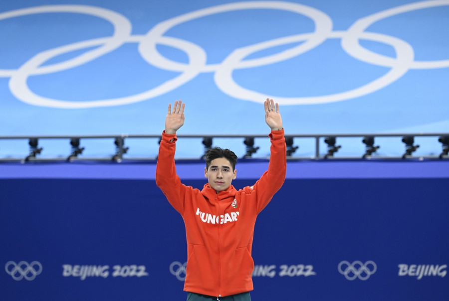 A győztes Liu Shaoang a dobogó tetején a férfi rövidpályás gyorskorcsolyázók 500 méteres versenyének virágceremóniáján a Fővárosi Fedett Stadionban a pekingi téli olimpián 2022. február 13-án. MTI/Kovács Tamás