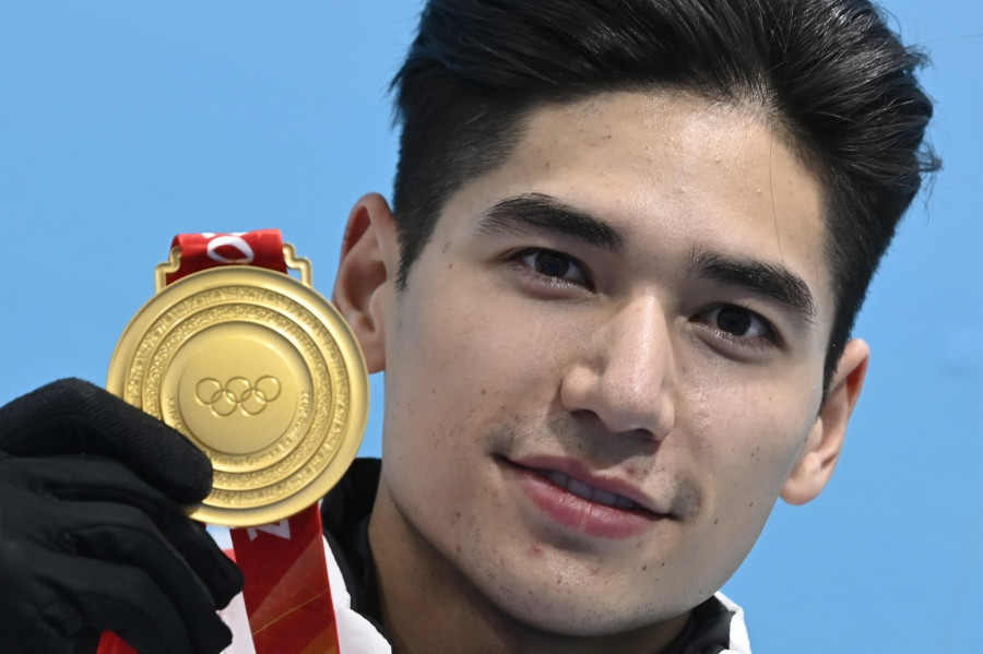 Az aranyérmes Liu Shaoang a férfi rövidpályás gyorskorcsolyázók 500 méteres versenyének eredményhirdetésén az olimpiai parkban a pekingi téli olimpián 2022. február 14-én. MTI/Kovács Tamás 