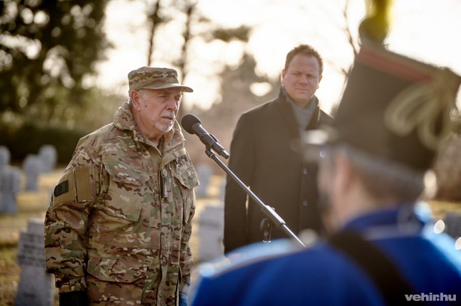 Simon-Jójárt Sándor, a MATASZ VME elnöke, mögötte Csík Richárd, önkormányzati képviselő