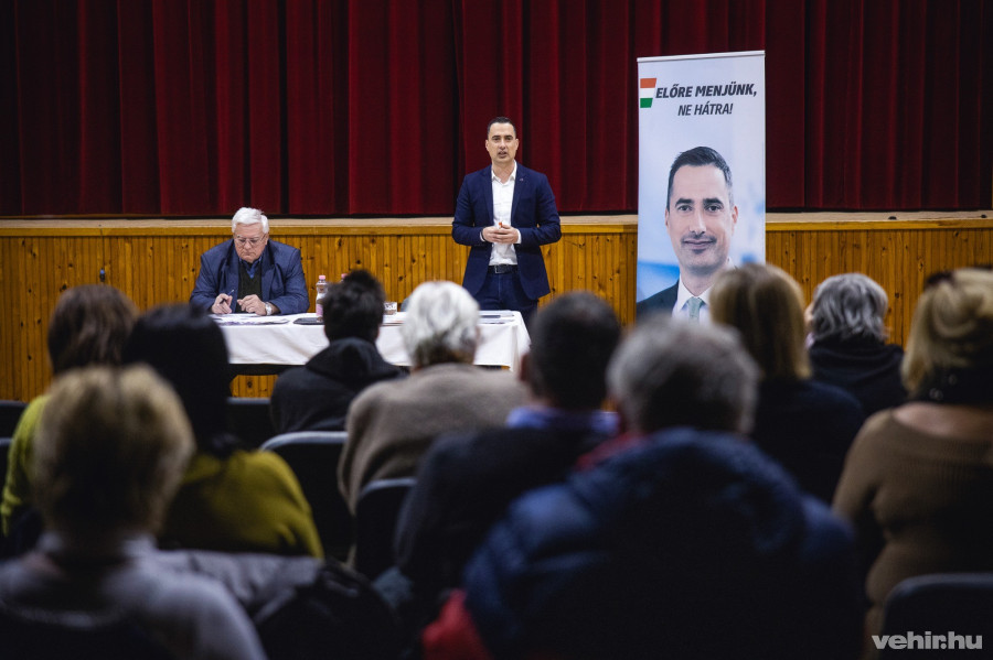 Köbli Miklós hajmáskéri polgármester és Ovádi Péter parlamenti képviselő a 2022. március 1-én tartott fórumon.