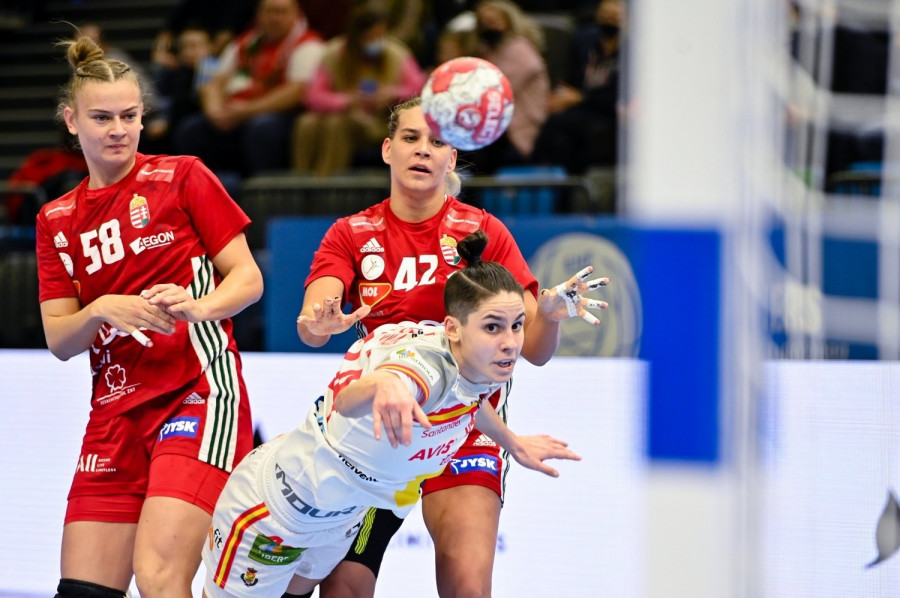 Bordás Réka (b) és Klujber Katrin Gitta (k), valamint a spanyol Alicia Fernandez Fraga (j) a női kézilabda EB-selejtező 3. csoportkörében játszott Magyarország - Spanyolország  mérkőzésen a Tatabányai Multifunkciós Csarnokban 2022. március 2-án. MTI/Vasvári Tamás
