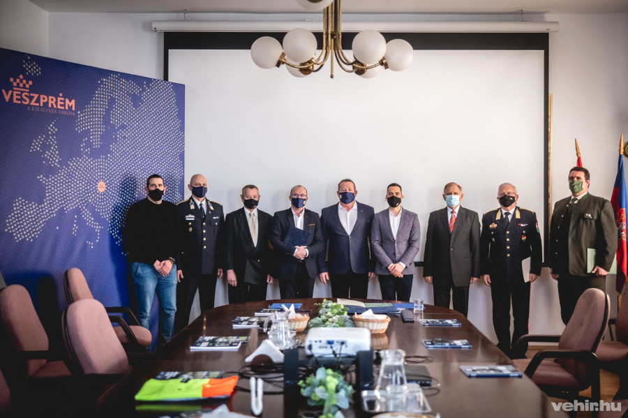 Finta Péter (MLSZ Vp. megyei igazgatóság), dr.Fellegi Norbert, rendőrkapitány, Mezei József (Vp. Megyei Polgárőr Egyesületek), Porga Gyula, polgármester, Takács László (Veszprémi Polgárőr Egyesület) Ovádi Péter, országgyűlési képviselő, dr. Túrós András (Országos Polgárőr Szövetség), Dányi Béla (Vp. megyei Kat. Véd. Ig.), Ugron Ákos (VERGA Zrt.)