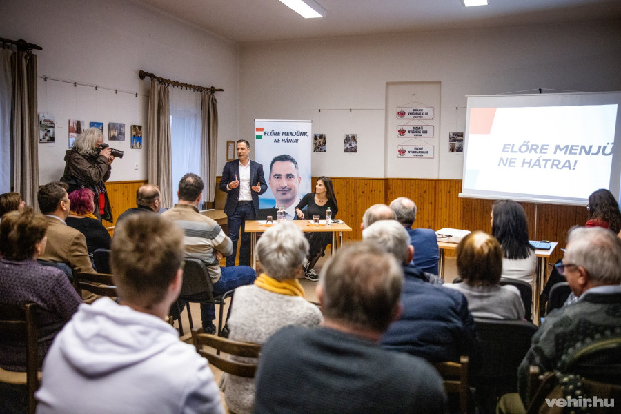 A kormányszóvivő Ovádi Péterrel tartott lakossági fórumot a Dózsavárosban.