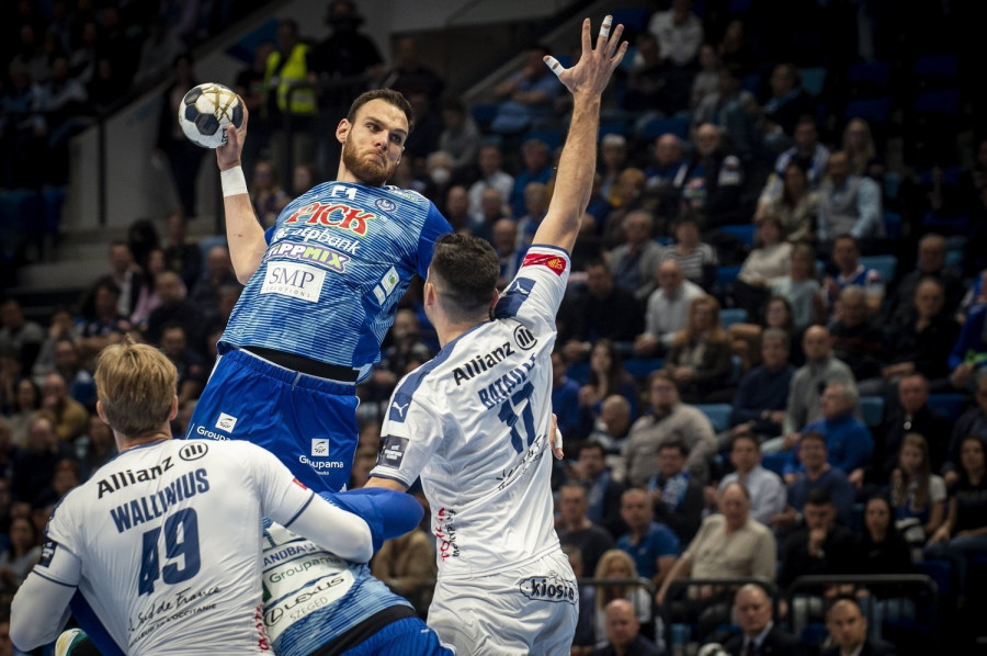 A szegedi Borut Mackovsek (k), valamint Karl Wallinius (b) és Benjamin Bataille (j), a francia csapat játékosai a férfi kézilabda Bajnokok Ligája csoportkörének 14. fordulójában játszott Pick Szeged - Montepellier HB mérkőzésen a szegedi Pick Arénában 2022. március 10-én. MTI/Ujvári Sándor