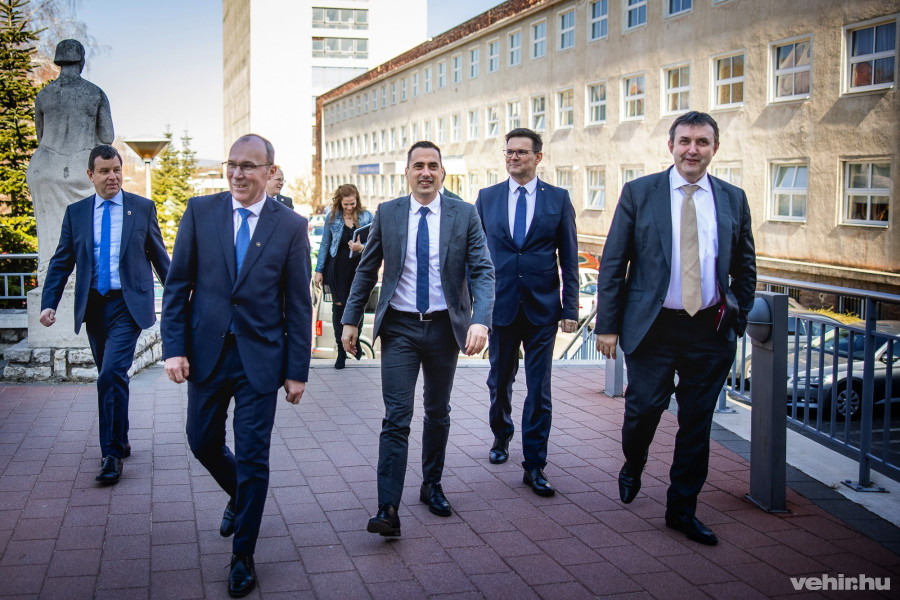 Gelencsér András, Porga Gyula, Ovádi Péter és Palkovics László érkezik a a Körforgásos Gazdaság Technológiai Platform alapító ünnepségére.