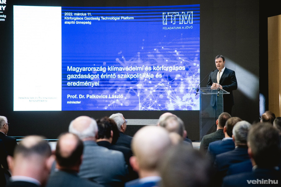 Palkovics László innovációs és technológiai miniszter átfogó komplex prezentációban mutatta be a kormány klímapolitikai lépéseit.