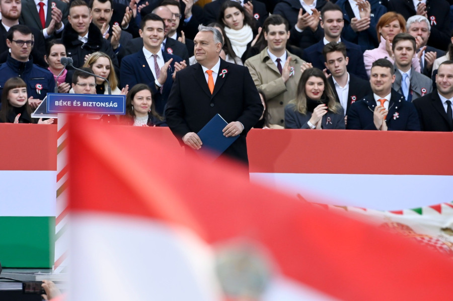Orbán Viktor miniszterelnök beszéde előtt a Kossuth téren rendezett állami díszünnepségen az 1848-49-es forradalom és szabadságharc kitörésének évfordulóján, 2022. március 15-én. MTI/Koszticsák Szilárd