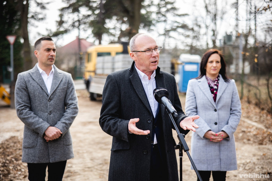Porga Gyula, polgármester, mögötte Ovádi Péter és Hegedűs Barbara