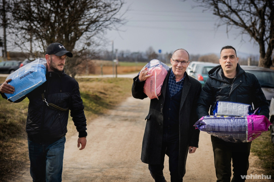 A politikusok finomságokkal lepték meg a menhelyen gondozott állatokat